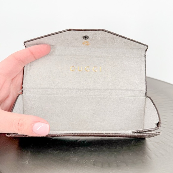 Gucci Brown Sunglasses with Iconic Design - Picture 2 of 4